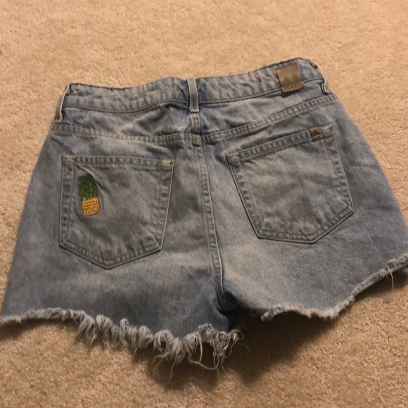 light wash jean shorts - Picture 3 of 4